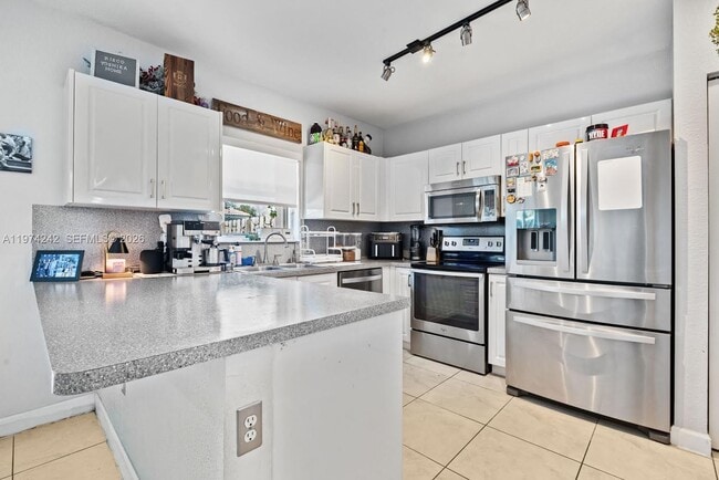 Building Photo - 930 SW 147th Ct