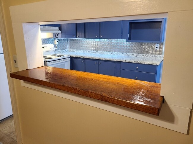 Building Photo - Spacious 2 Bedroom Home with possible 3rd bedroom or office space!