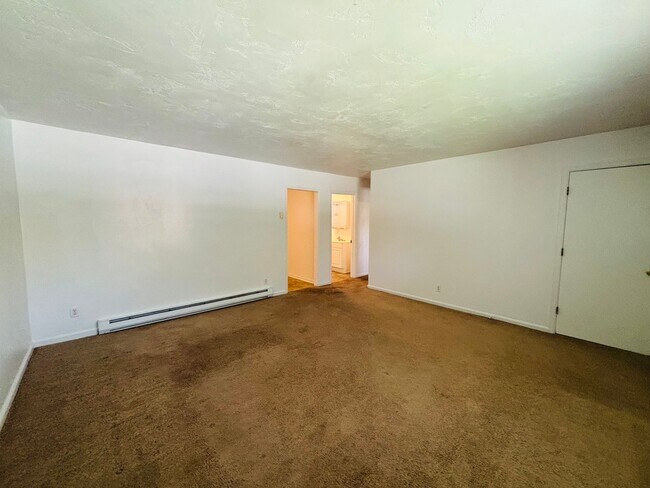 Building Photo - 2 Bedroom, 1 Bath Apartment