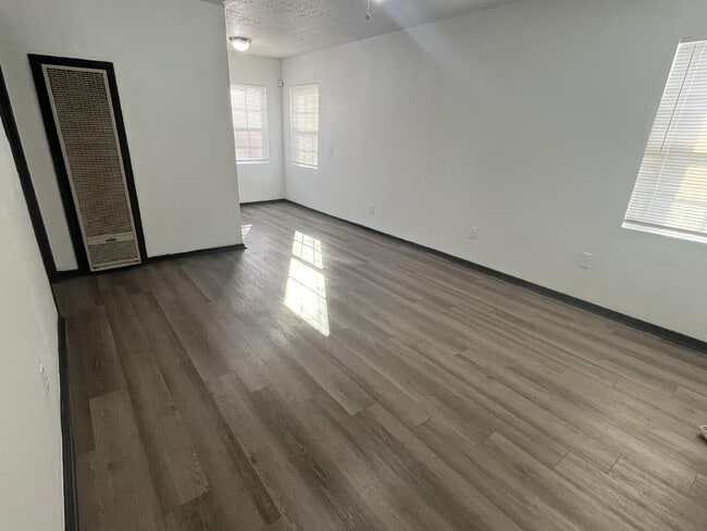 Building Photo - 1136 SE 21st St