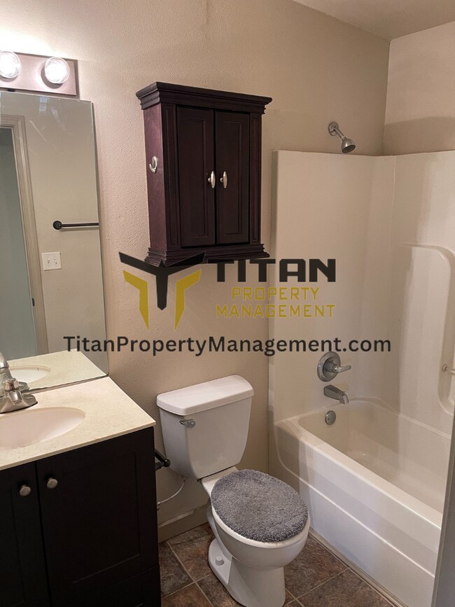 Building Photo - Large Studio Under $700