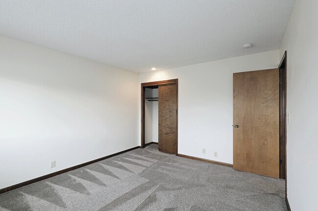 Building Photo - 6011 Queens Dr