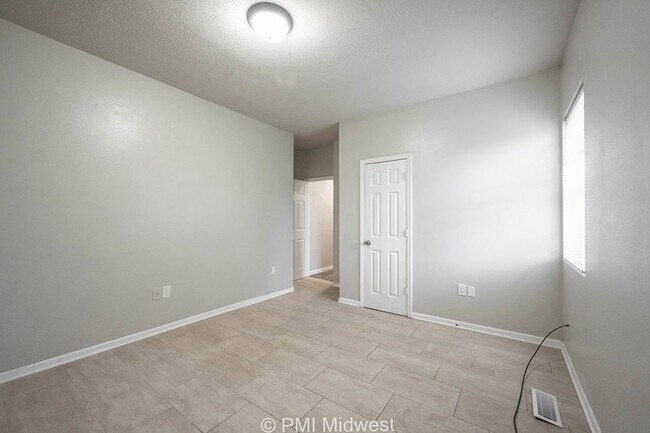 Building Photo - "Charming 2-Bedroom Retreat in Indianapoli...