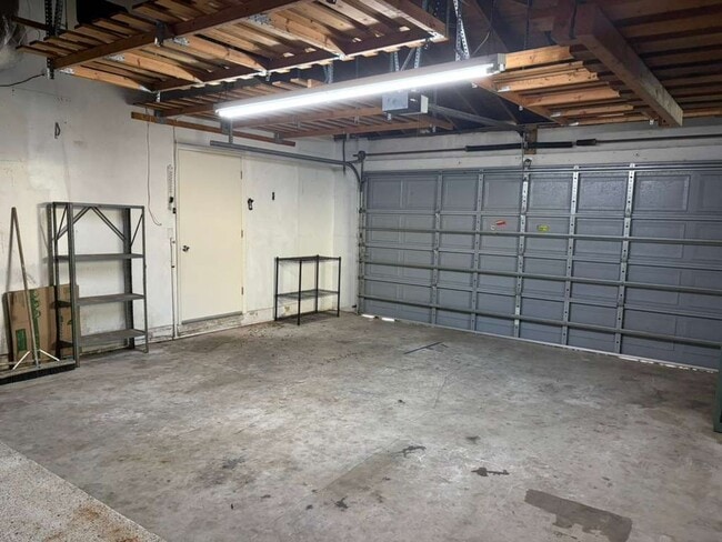 Building Photo - 3 Bedroom 2 Bath Spacious Home in Holiday Park