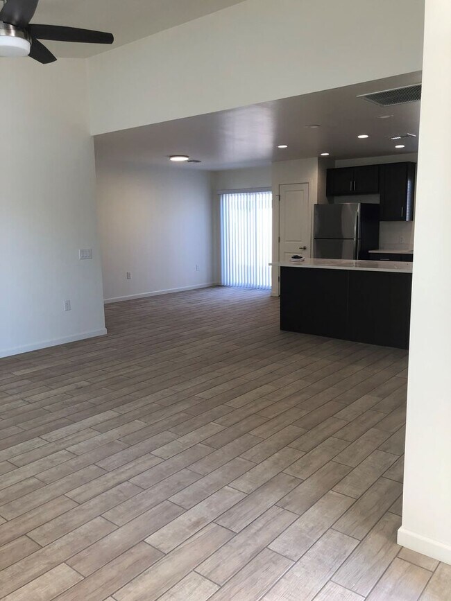 Building Photo - 2430 S Clovis Pl