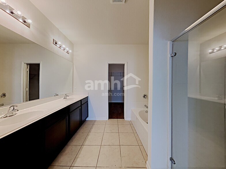 Building Photo - 7822 Creekshore Cove