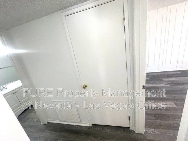 Building Photo - 1405 E Vegas Valley Dr