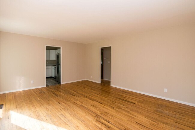 Building Photo - 2420 N Circle Dr