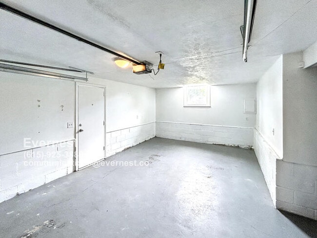 Building Photo - Inviting 3-Bedroom Home with Fenced Yard a...