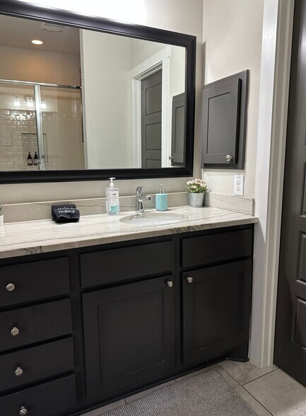 Building Photo - 509 Elmhurst Ave