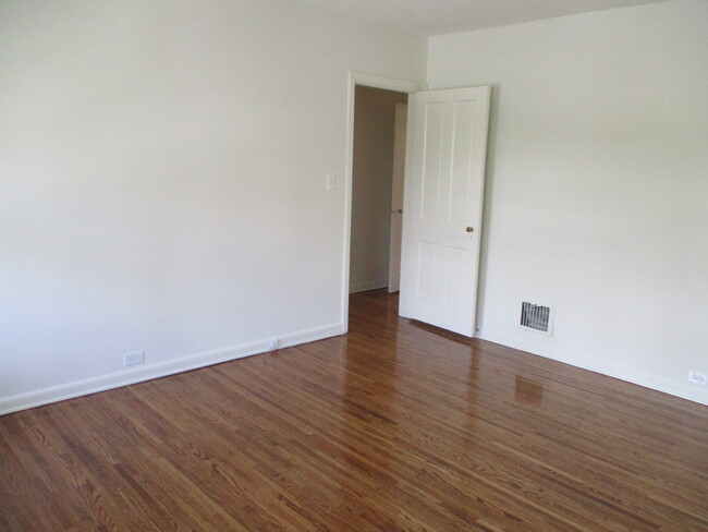 Building Photo - 1002 Tiverton Ave