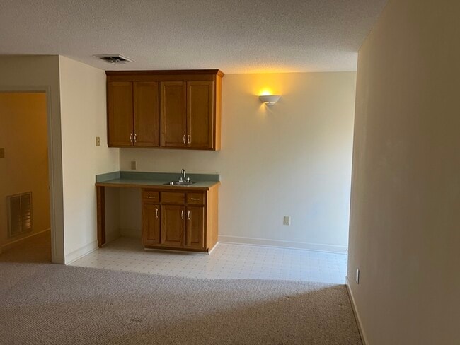 Building Photo - 303 Lake Pointe Dr