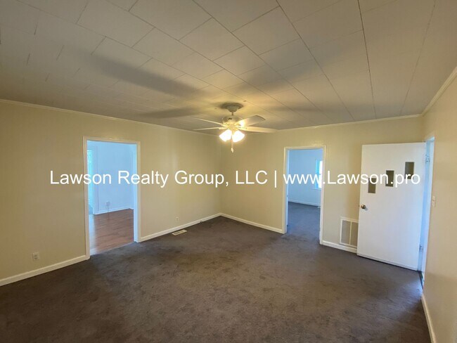 Building Photo - One Level Living with Nice Yard
