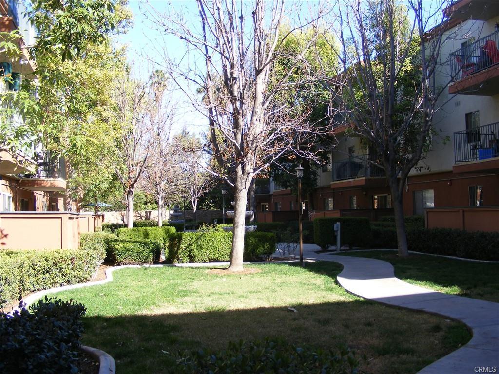 Building Photo - 400 N Acacia Ave