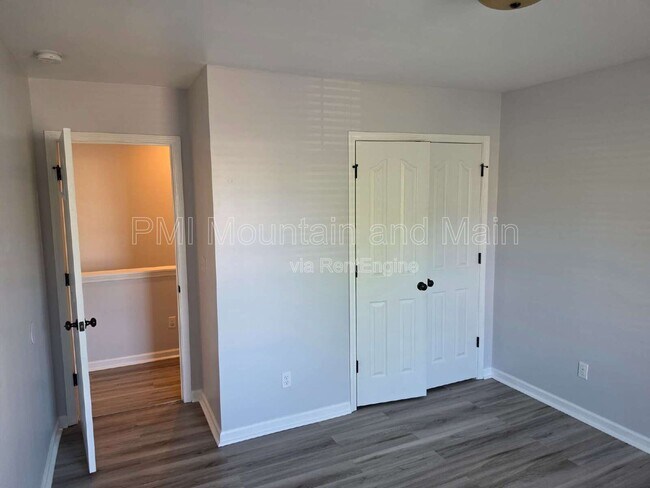 Building Photo - 25 Barnett Shoals Dr