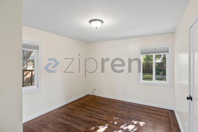 Building Photo - 319 Iris Way