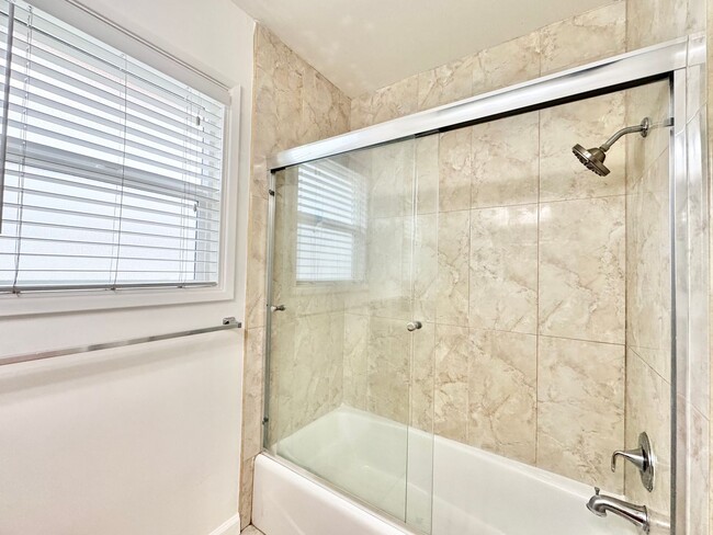 Building Photo - Beautiful 3Bd/1.5Ba Available In Santa Ana