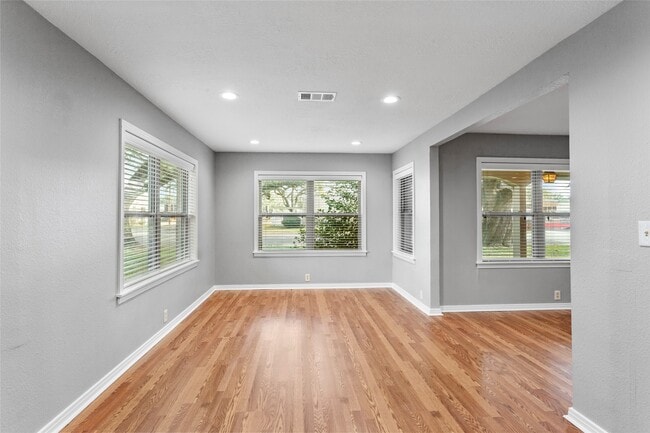 Building Photo - 302 S Hardie St