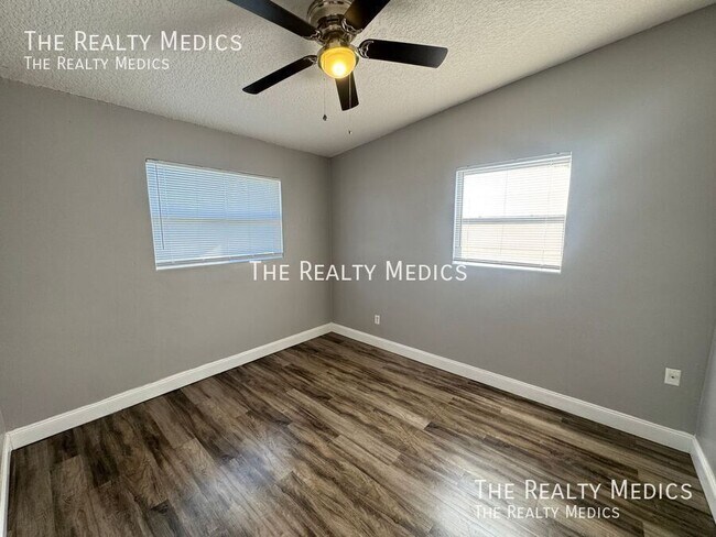 Building Photo - 1102 Egan Dr