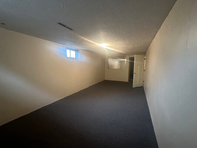 Building Photo - Three bedroom, Two bathroom home located i...