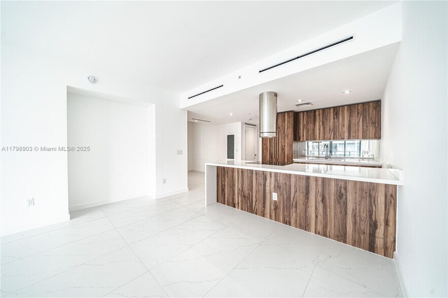 Building Photo - 9901 E Bay Harbor Dr