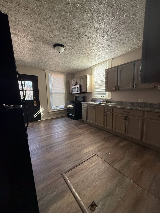 Building Photo - Newly renovated two bedroom home with larg...