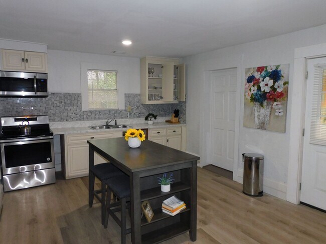 Building Photo - 3 Bedroom/2 Bath Ready Home