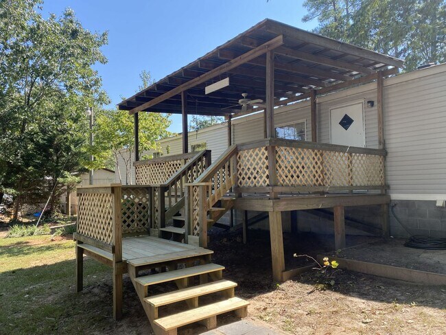 Building Photo - Recently renovated-3 bedroom/2 bathroom home-fully furnished-located in Tanglewood Subdivision