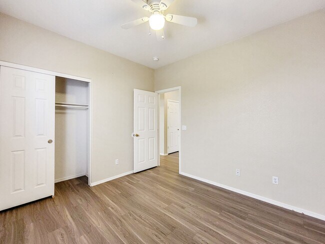Building Photo - 14173 W Weldon Ave