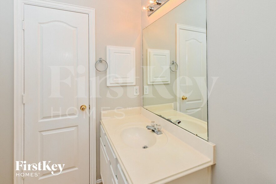 Building Photo - 14103 White Oak Gardens Dr