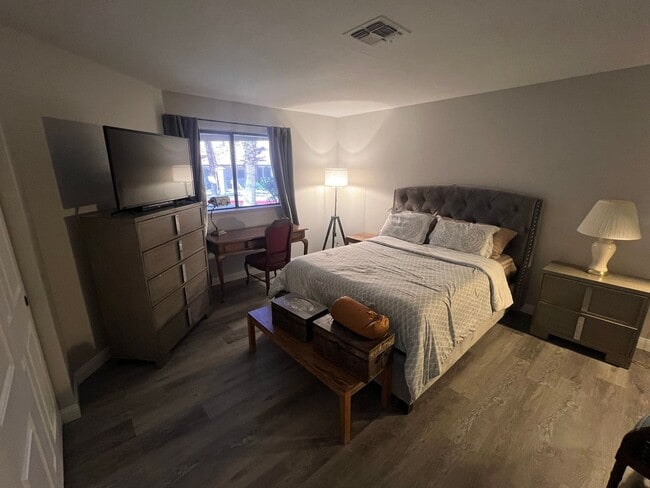 Building Photo - A Fabulous 2 Bedroom Single story Townhome Close to UNLV and Airport