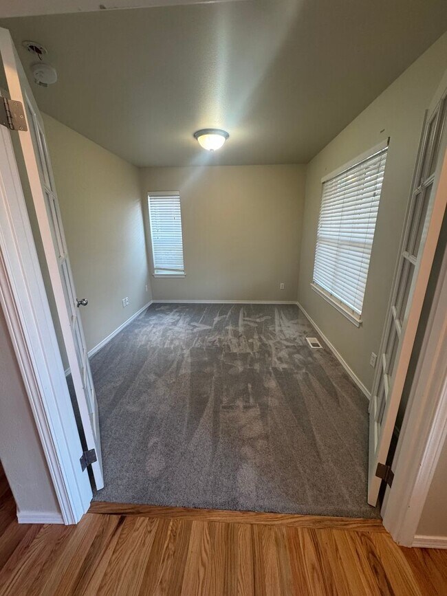 Building Photo - Three Bedroom, 2 Bath Home with New Carpet...