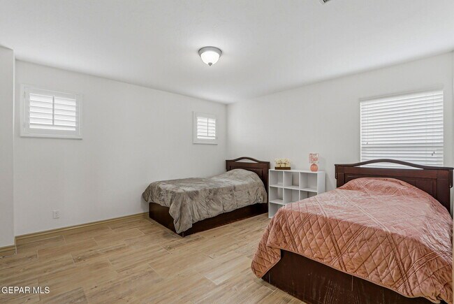 Building Photo - 12081 Silver Crown