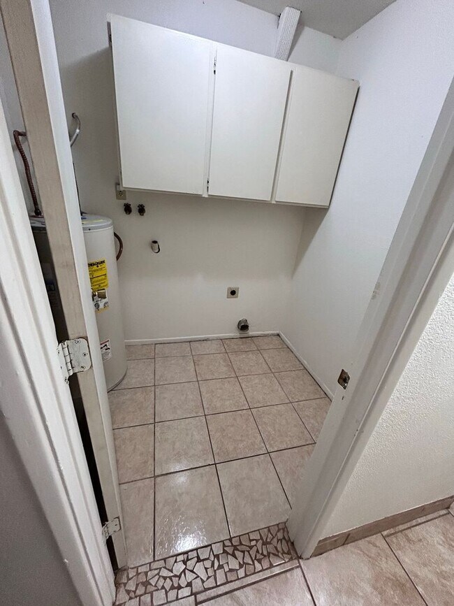 Building Photo - Cozy and convenient 2 bedroom home