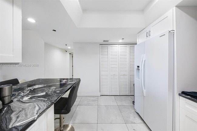 Building Photo - 520 Brickell Key Dr