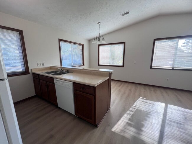 Building Photo - Spacious Two-Bedroom Duplex in Kentwood!