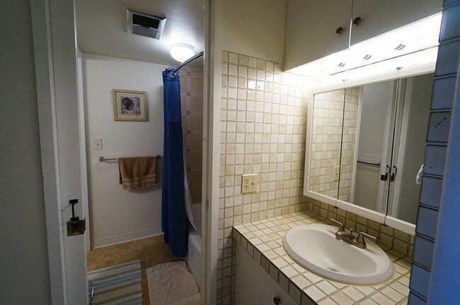 BATHROOM2 - 1624 Kanunu St