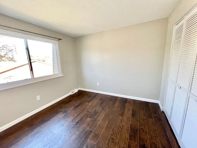 Building Photo - 3 Bed-1.5 Bath Condo In Avon Lake