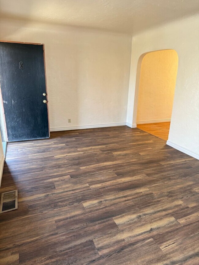 Building Photo - Charming 1 bedroom 1 bathroom