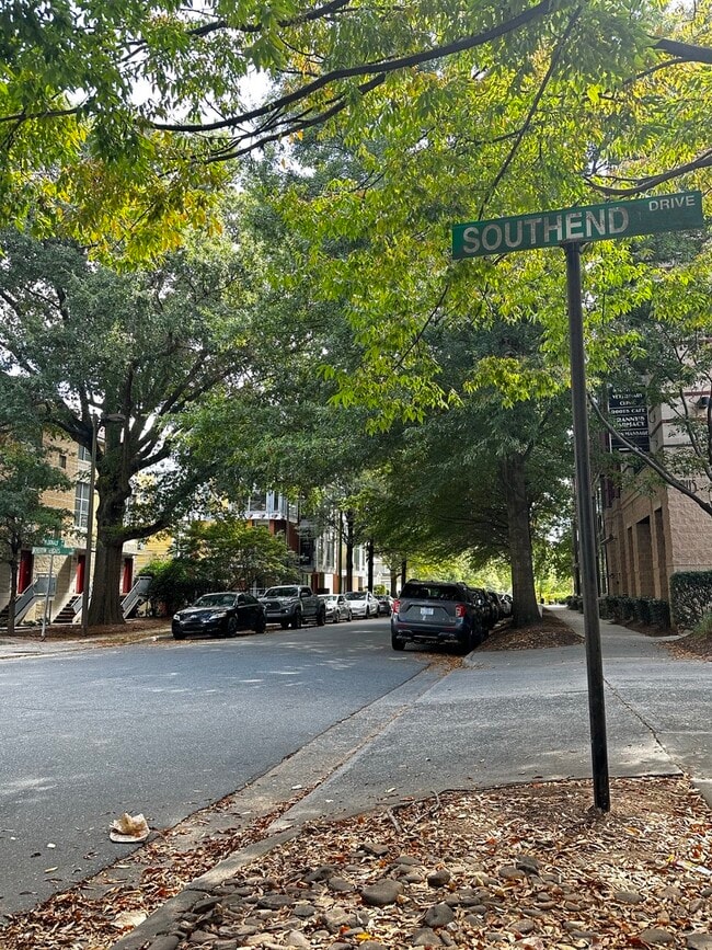 Building Photo - 2125 Southend Dr