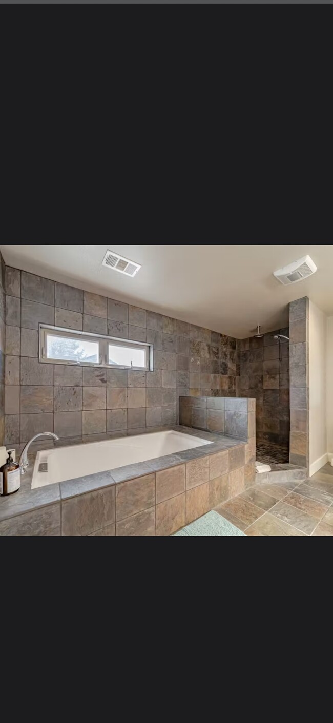 Primary bathtub - 4156 Williams St