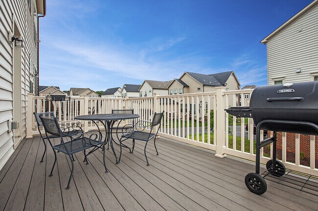 Building Photo - 3 Bed 4.5 Bath - Silver Spring Townhouse i...