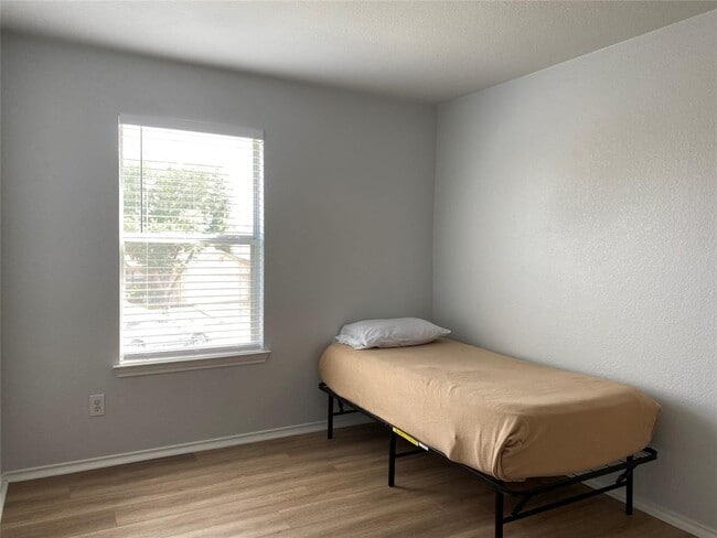 Building Photo - 13308 Dearbonne Dr