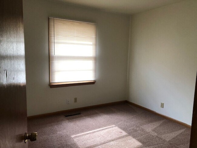 Building Photo - Three-Bedroom, 1-Bath House