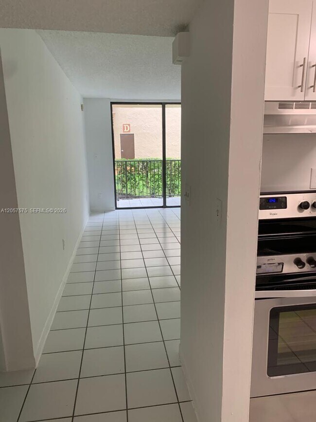 Building Photo - 14221 N Kendall Dr