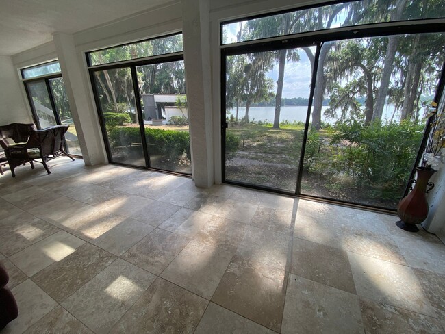 Building Photo - Beautiful Lakefront Condo!