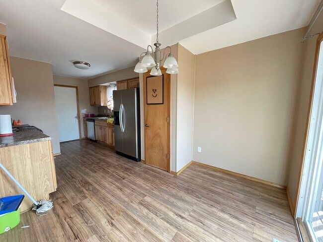 Building Photo - 3253 S Palisades Dr