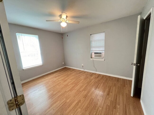 Building Photo - 900 E Rose Dr