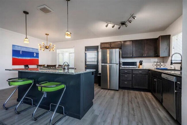 Building Photo - Fully Furnished Home in Putnam Heights + All Appliances