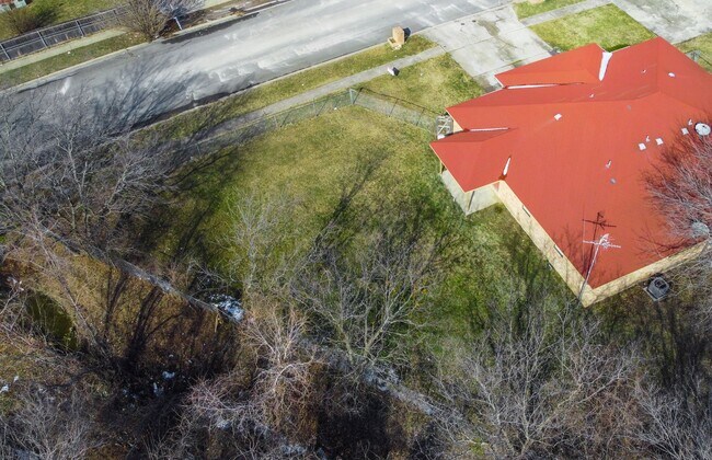 Building Photo - 3708 Hereford Ln